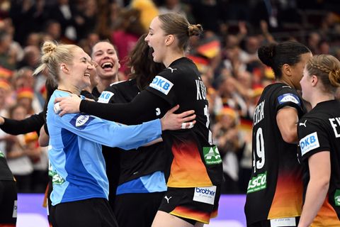 Die deutschen Handballerinnen bejubeln ihren Halbfinaleinzug. Foto: Federico Gambarini/dpa