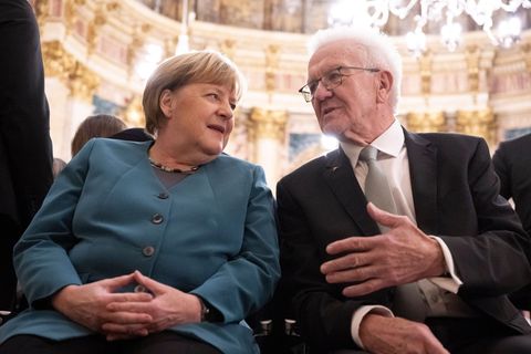 Sie sind politische Freunde: Merkel und Kretschmann. Foto: Marijan Murat/dpa