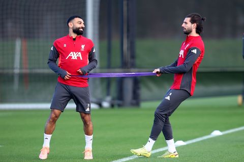 Bayern-Sportvorstand Max Eberl hat Spekulationen über eine mögliche Verpflichtung von Stürmerstar Mohamed Salah (l) vom FC Liver