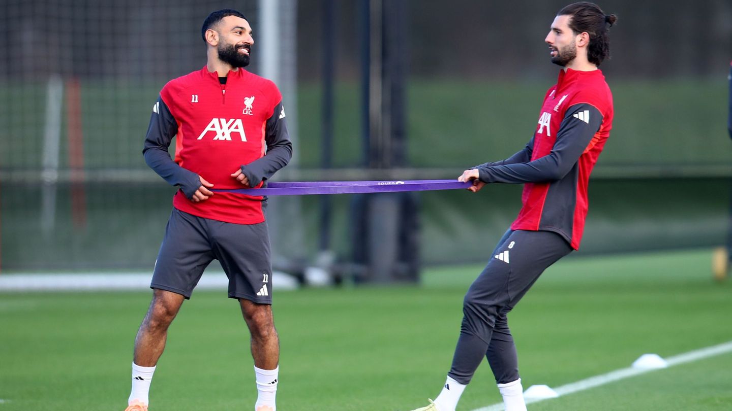 Bayern-Sportvorstand Max Eberl hat Spekulationen über eine mögliche Verpflichtung von Stürmerstar Mohamed Salah (l) vom FC Liver