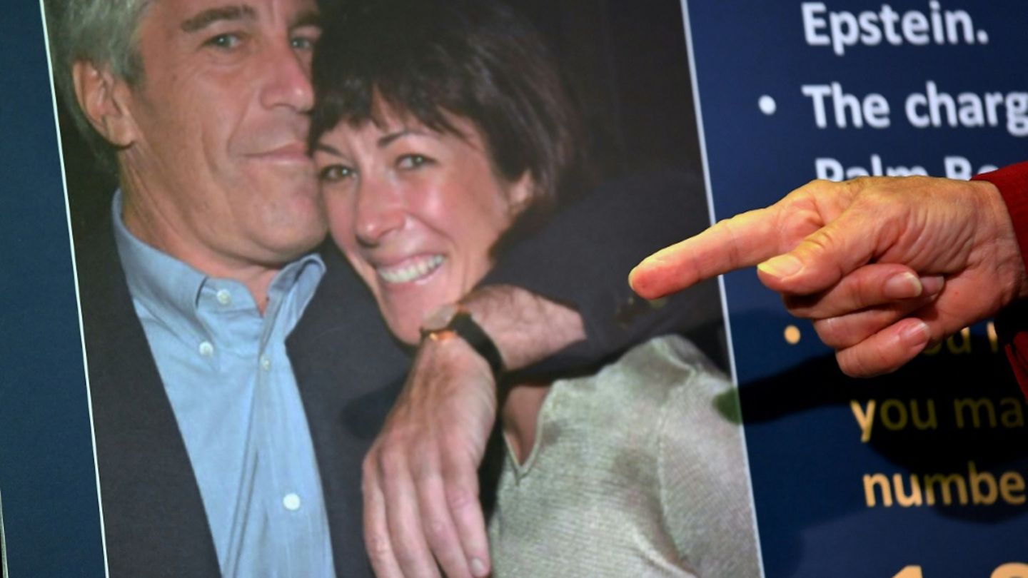 Ein Foto von Jeffrey Epstein und Ghislaine Maxwell