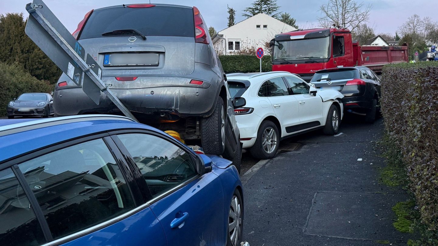 Der LKW schob mehrere Autos aufeinander. Foto: Mike Seeboth/dpa