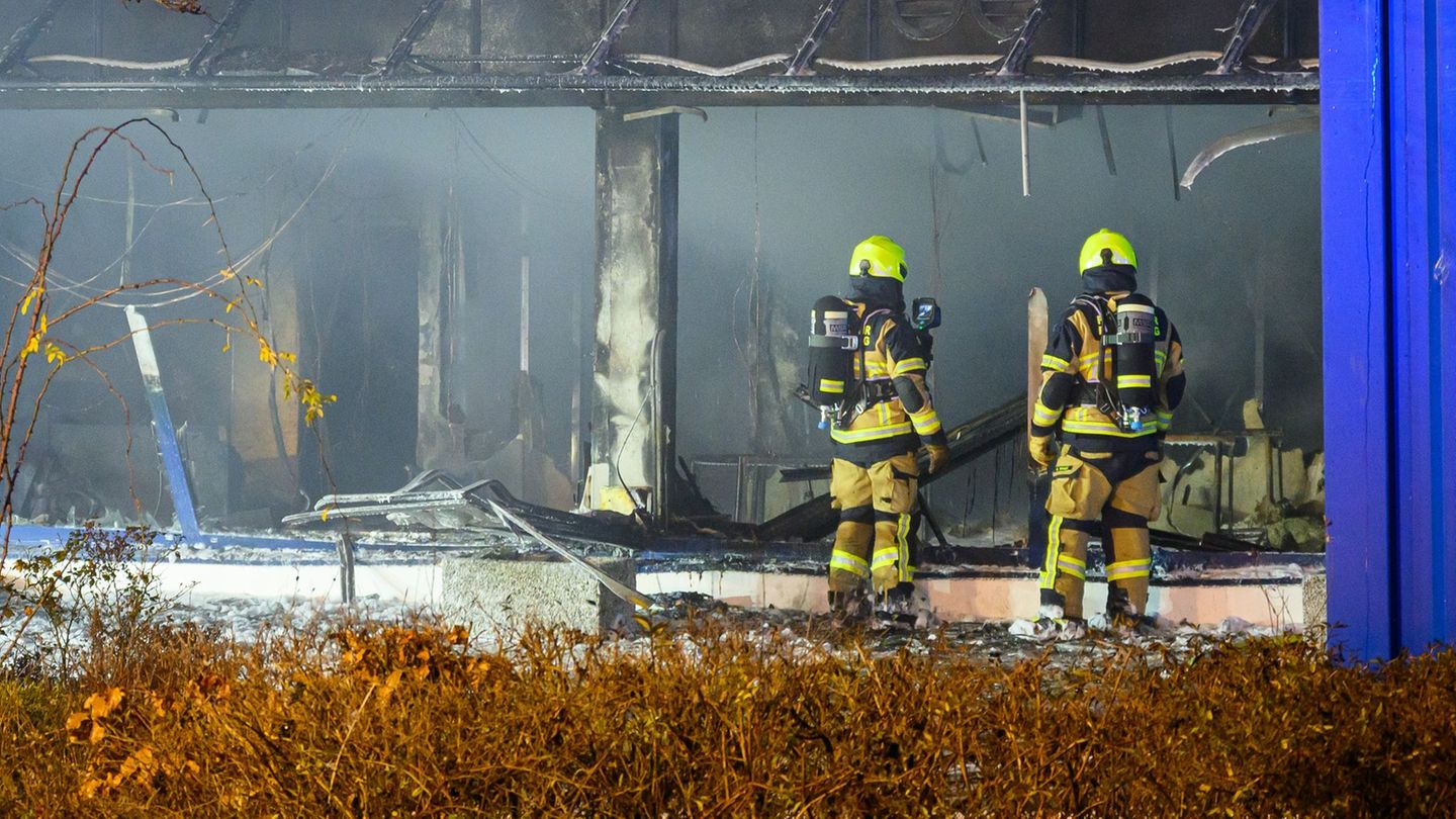 Ein Feuer hat in einem Gewerbegebiet in Pinneberg einen hohen Sachschaden angerichtet. Foto: Jonas Walzberg/dpa