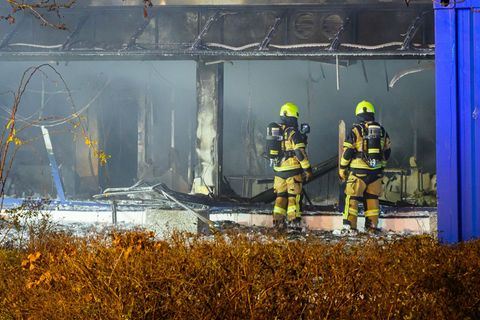 Ein Feuer hat in einem Gewerbegebiet in Pinneberg einen hohen Sachschaden angerichtet. Foto: Jonas Walzberg/dpa