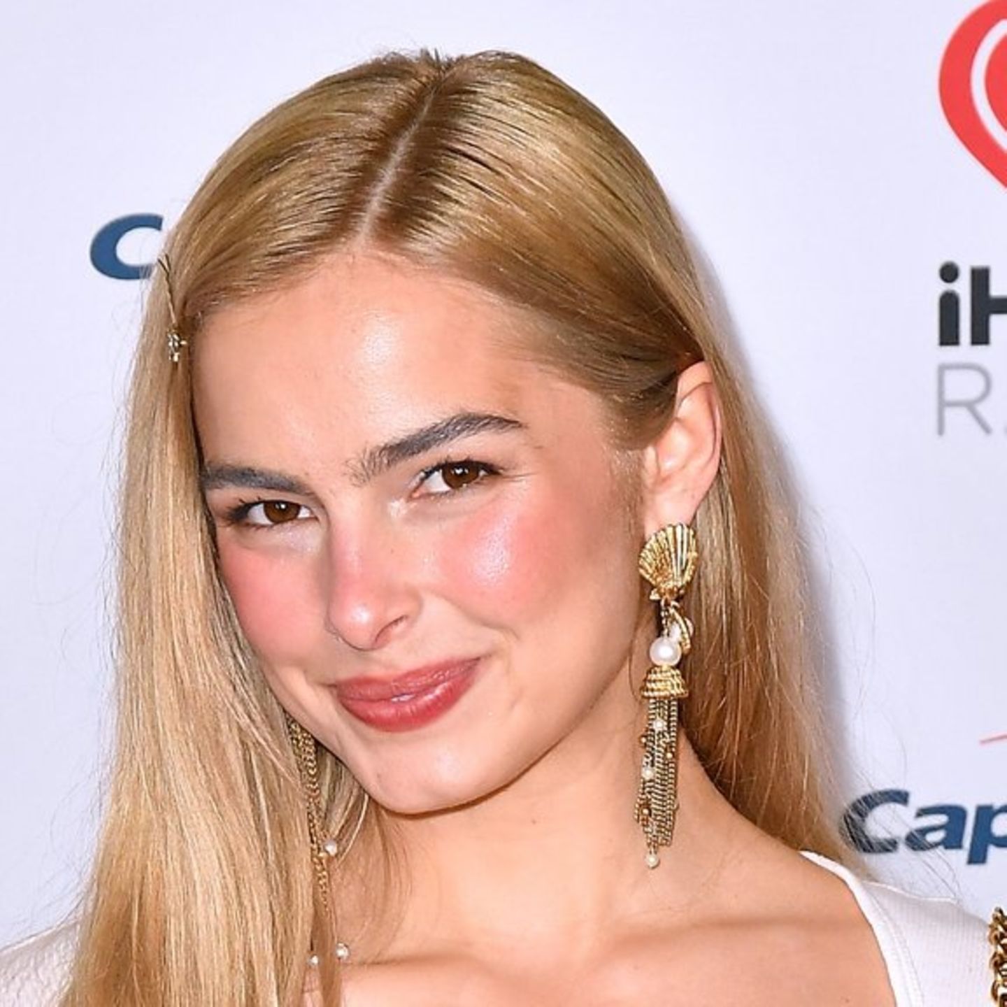 Addison Rae setzt auf gerötete Wangen und unperfekte Lippenkonturen.