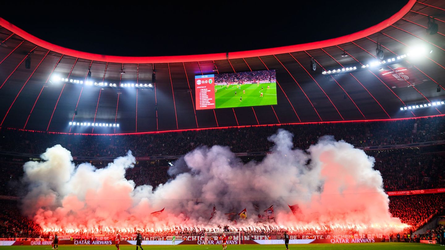 Nach der Pause zündeten die Bayern-Fans in der Südkurve massiv Pyrotechnik. Foto: Tom Weller/dpa