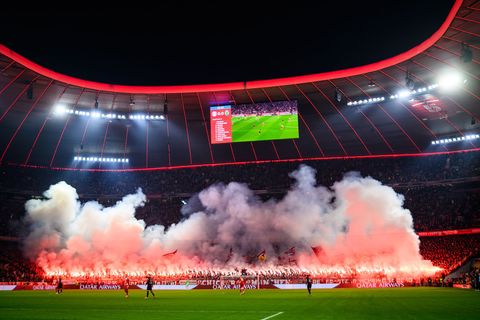 Nach der Pause zündeten die Bayern-Fans in der Südkurve massiv Pyrotechnik. Foto: Tom Weller/dpa
