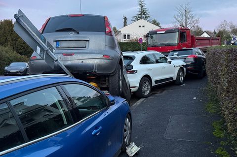 Der LKW schob mehrere Autos aufeinander. Foto: Mike Seeboth/dpa