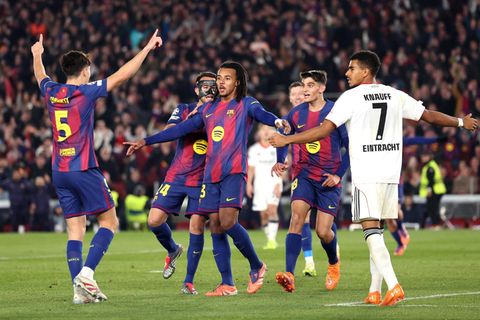 Barca-Spieler jubeln gegen Eintracht Frankfurt