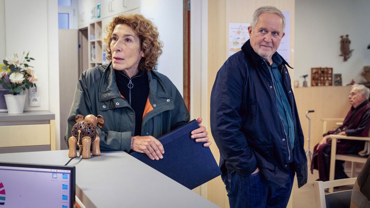 Die Wiener Bibi Fellner (Adele Neuhauser) und Moritz Eisner (Harald Krassnitzer) ermitteln im "Tatort: Der Elektriker" im Altersheim. Dort gibt es einen Toten im Badewannen-Hebelift – und viel österreichisch schwarzen Humor zu begutachten.