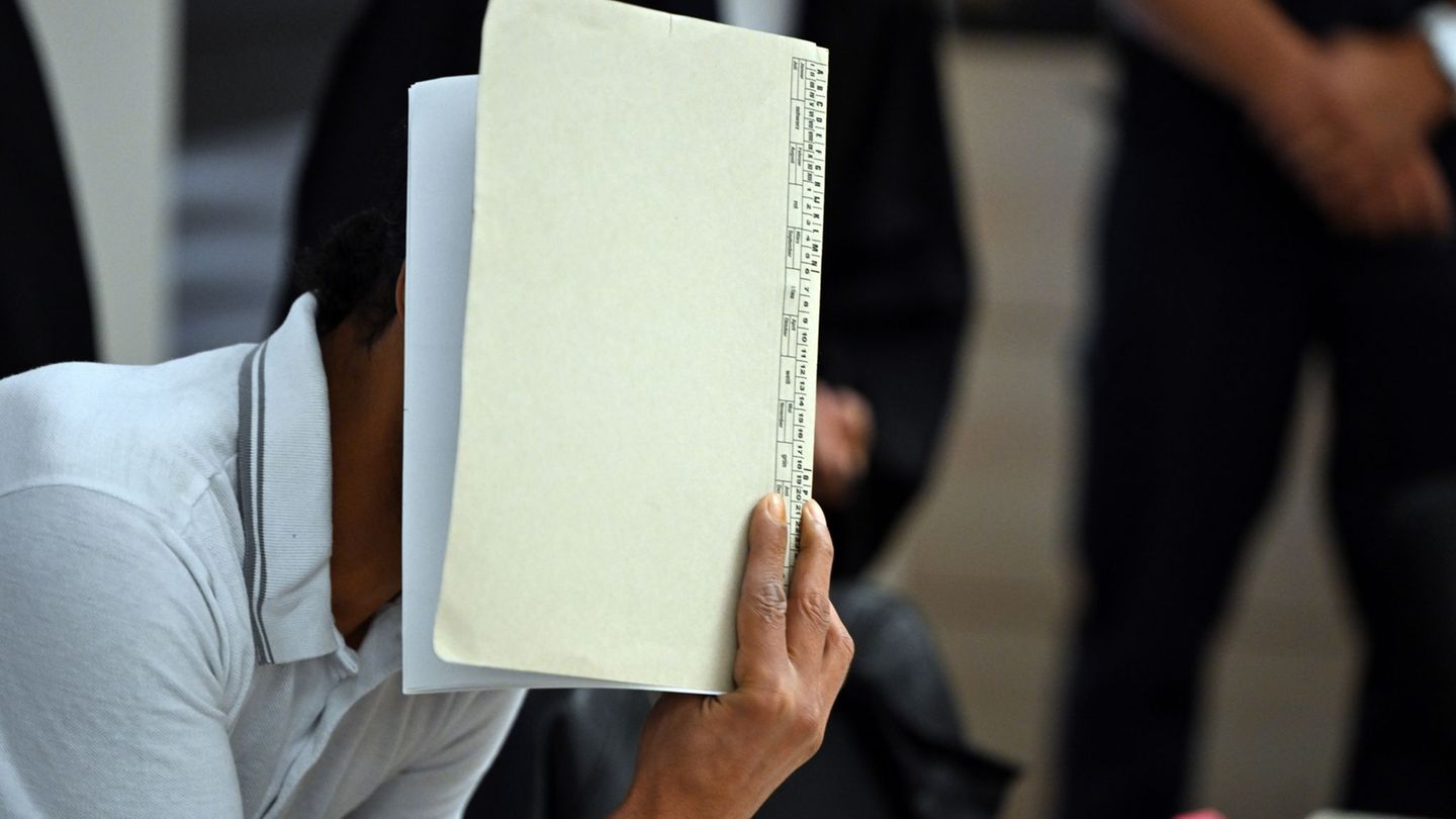 Der Angeklagte soll in zwei Mehrfamilienhäusern Feuer gelegt haben. (Archivbild) Foto: Federico Gambarini/dpa