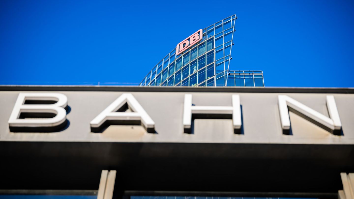 Am Mittwoch tagt der Aufsichtsrat der Deutschen Bahn zum letzten Mal in diesem Jahr. (Archivbild) Foto: Christoph Soeder/dpa