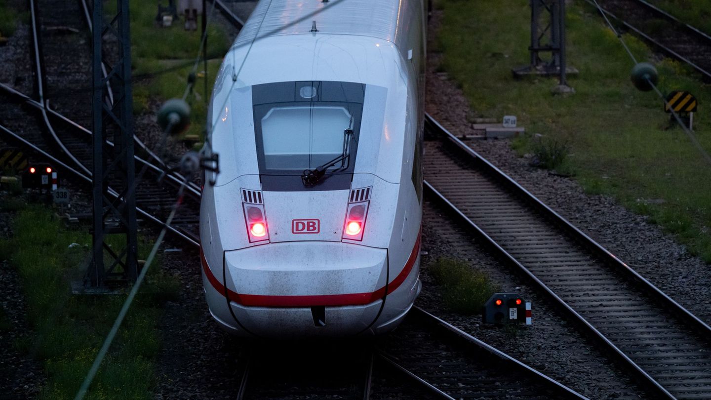 Die Deutsche Bahn stellt ihren Fahrplan um. (Symbolbild) Foto: Sven Hoppe/dpa