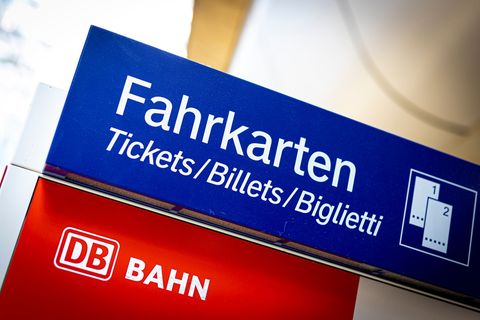 Das Niedersachsen-Ticket wird zum Fahrplanwechsel etwas teuer. (Symbolbild) Foto: Moritz Frankenberg/dpa
