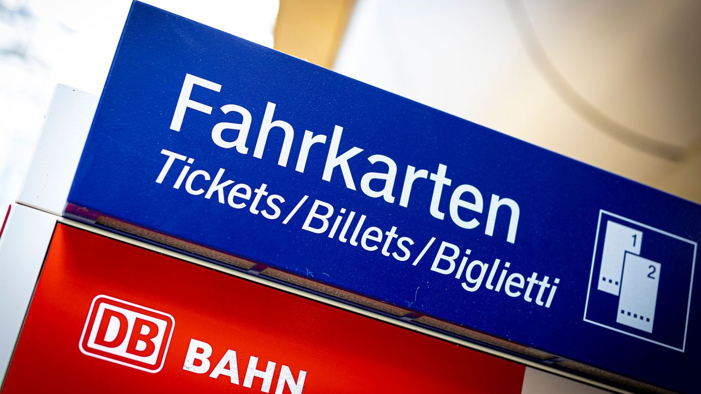 Das Niedersachsen-Ticket wird zum Fahrplanwechsel etwas teuer. (Symbolbild) Foto: Moritz Frankenberg/dpa