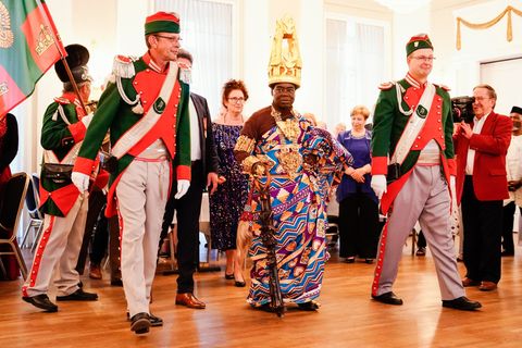 König Bansah erhielt 2022 in Bad Dürkheim die Auszeichnung "Goldener Winzer". (Archivbild) Foto: Uwe Anspach/dpa