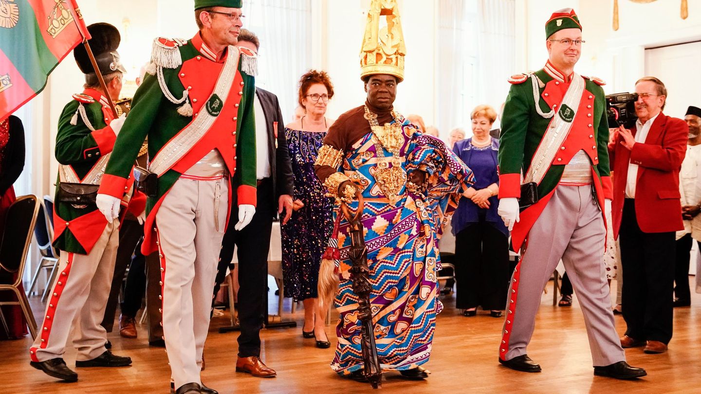 König Bansah erhielt 2022 in Bad Dürkheim die Auszeichnung "Goldener Winzer". (Archivbild) Foto: Uwe Anspach/dpa