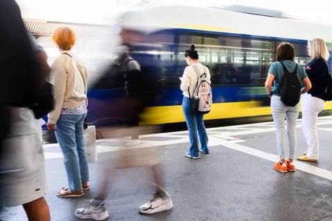 Für Bahnreisende stehen zum Fahrplanwechsel in Niedersachsen und Bremen einige Änderungen sowohl im Regional- als auch im Fernve