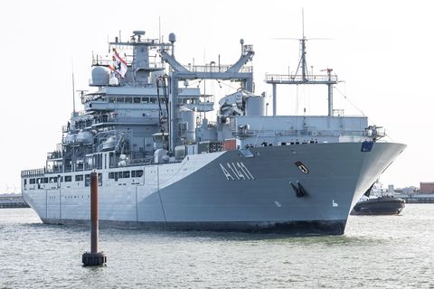 In der Adventszeit wird an Bord des Marineschiffs "Berlin" in der Schiffsbäckerei Stollen für die Besatzung gebacken. (Archivbil