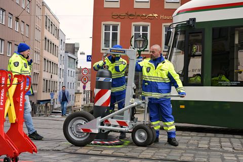 Die Poller-Verschieberei vom Augsburger Weihnachtsmarkt ist inzwischen bundesweit ein Internet-Hit. (Archivbild) Foto: Malin Wun