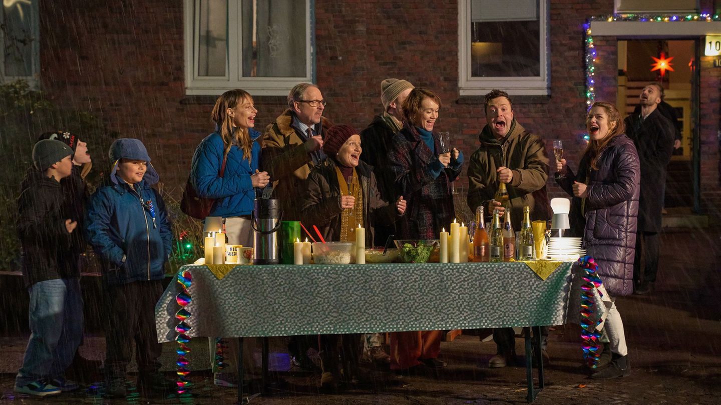 Die Hausgemeinschaft feiert Silvester - aber Prange ist bockig in der Wohnung geblieben. Foto: Thomas Leidig/NDR/dpa