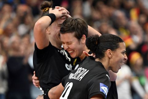 Freude pur: Nach dem Halbfinal-Einzug können Alina Grijseels (m) und ihre Teamkolleginnen die Emotionen nicht mehr zurückhalten.