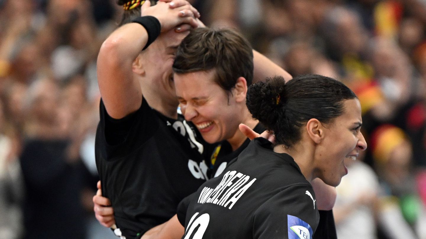 Freude pur: Nach dem Halbfinal-Einzug können Alina Grijseels (m) und ihre Teamkolleginnen die Emotionen nicht mehr zurückhalten.