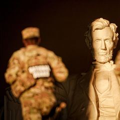 Zwei Mitglieder der Nationalgarde patrouillieren am Lincoln Memorial in Washington D.C.