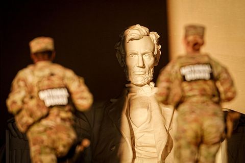 Zwei Mitglieder der Nationalgarde patrouillieren am Lincoln Memorial in Washington D.C.