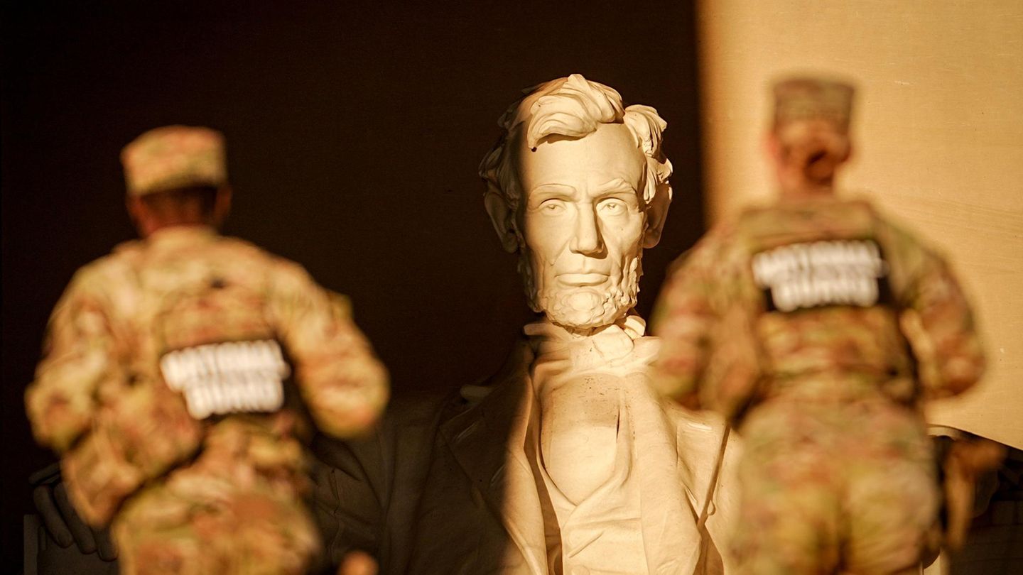 Zwei Mitglieder der Nationalgarde patrouillieren am Lincoln Memorial in Washington D.C.
