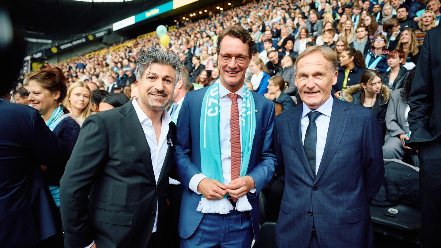 Lotto-Millionär Kürsat "Chico" Yildirim mit Ministerpräsident Hendrik Wüst (CDU) und der scheidende BVB-Geschäftsführer Watzke F