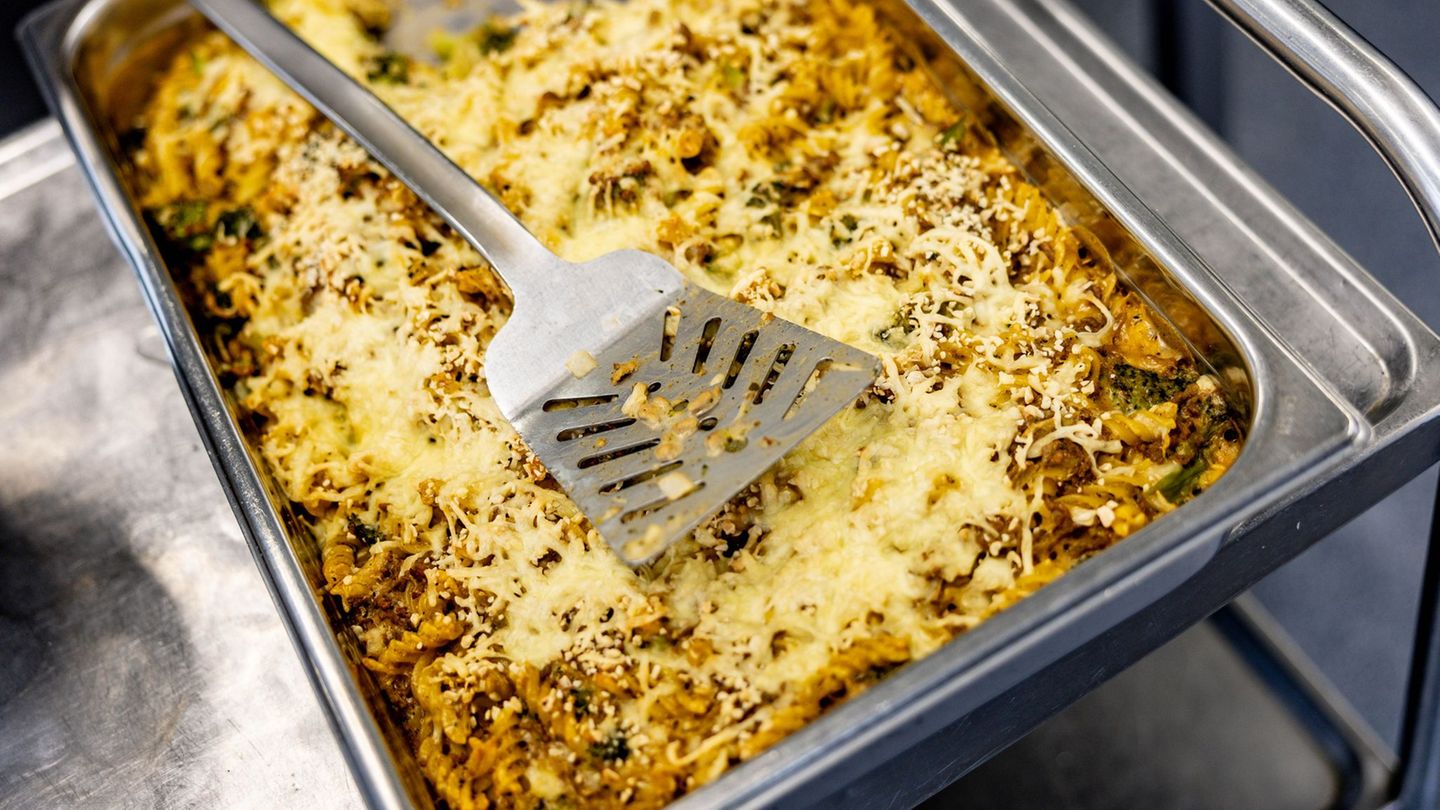 In Kantinen kann das Essen preiswert sein. (Symbolbild) Foto: Axel Heimken/dpa