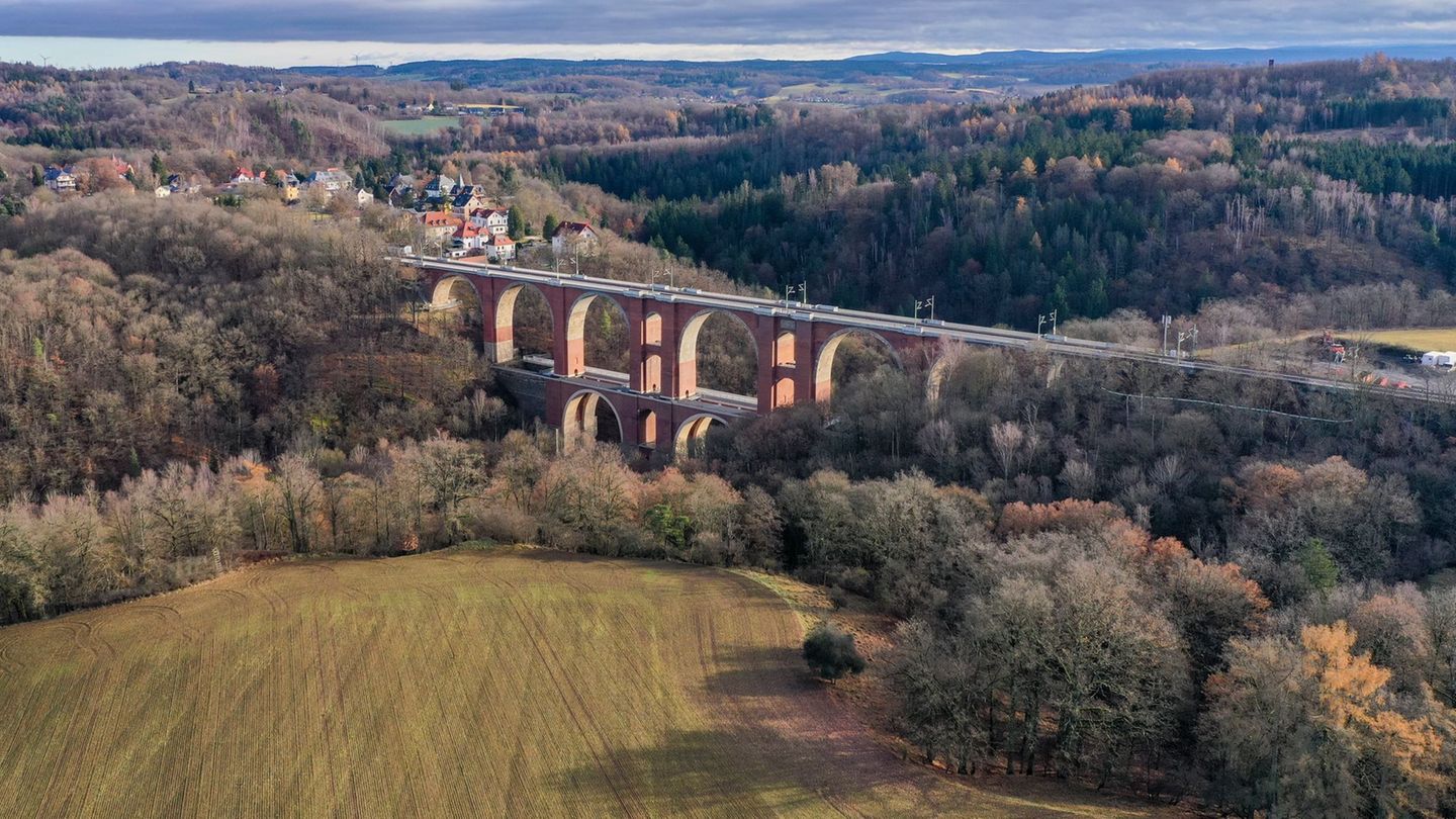 Blick auf die historische Elstertalbrücke im Vogtland. Sie wurde seit 2021 für rund 60 Millionen Euro umfangreich saniert (Lufta