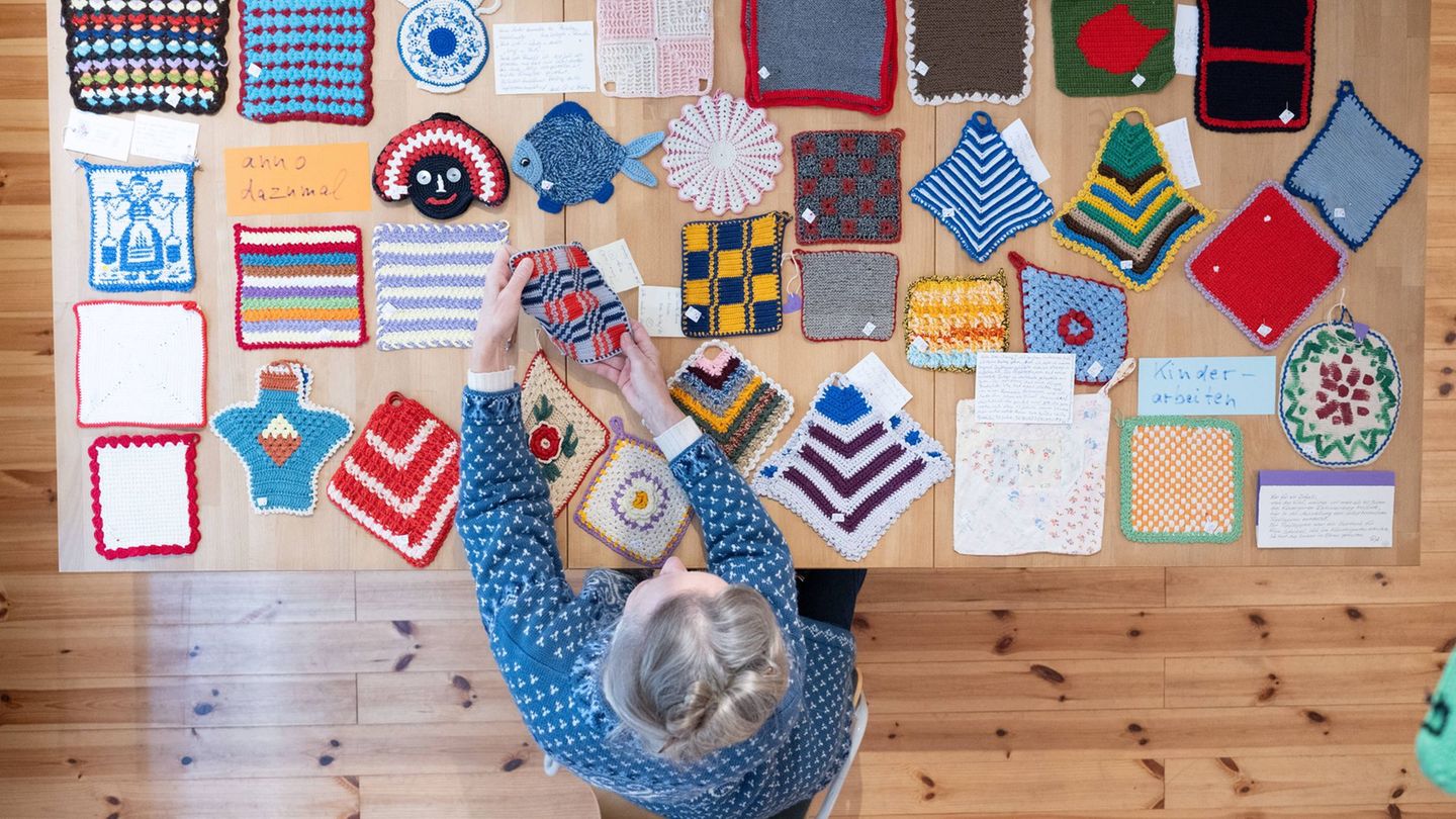 200 Topflappen hat Christina Koenig in ihrer Galerie Himmlisch gesammelt. Foto: Sebastian Kahnert/dpa