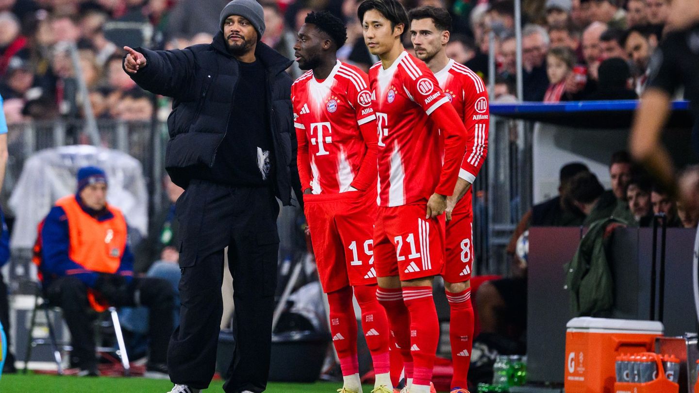 Der große Moment: Vincent Kompany (l) wechselt Alphonso Davies (2.vl) ein. Foto: Tom Weller/dpa