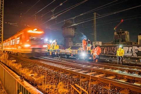 Züge mussten am Dienstag umgeleitet werden, Pendler auf Ersatzbusse ausweichen. Foto: Andreas Arnold/dpa