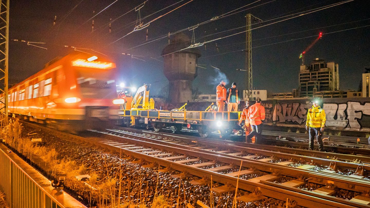 Züge mussten am Dienstag umgeleitet werden, Pendler auf Ersatzbusse ausweichen. Foto: Andreas Arnold/dpa