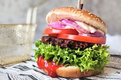 Ein Veggie-Burger liegt auf einem Teller – aber darf der in der EU künftig noch Burger heißen?