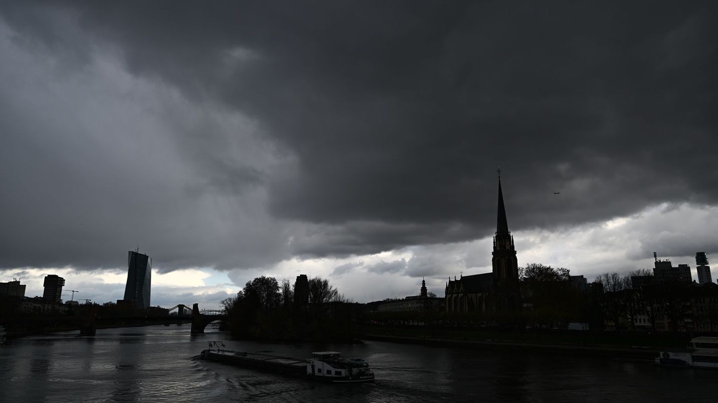 Dunkle Wolken und milde Temperaturen erwarten die Hessinnen und Hessen in den nächsten Tagen. (Symbolbild) Foto: Arne Dedert/dpa