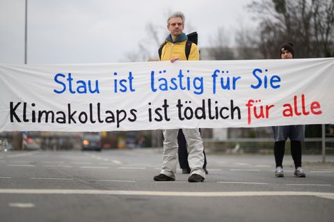 Die Klimaaktivsten von Extinction Rebellion planen erneut Straßenblockaden in Dresden. (Archivbild) Foto: Robert Michael/dpa