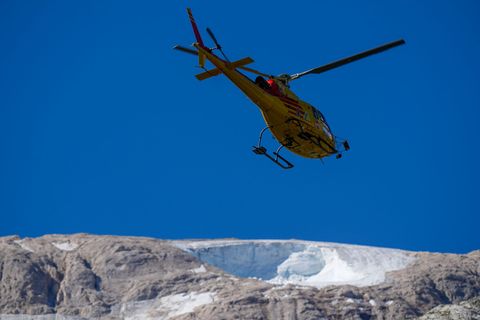 In Italien liegt in den Alpen noch nicht viel Schnee - jetzt wurde Schnee mit einem Hubschrauber eingeflogen. (Archivbild) Foto: