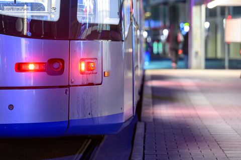 In Leipzig hält eine Straßenbahn an einer Haltestelle