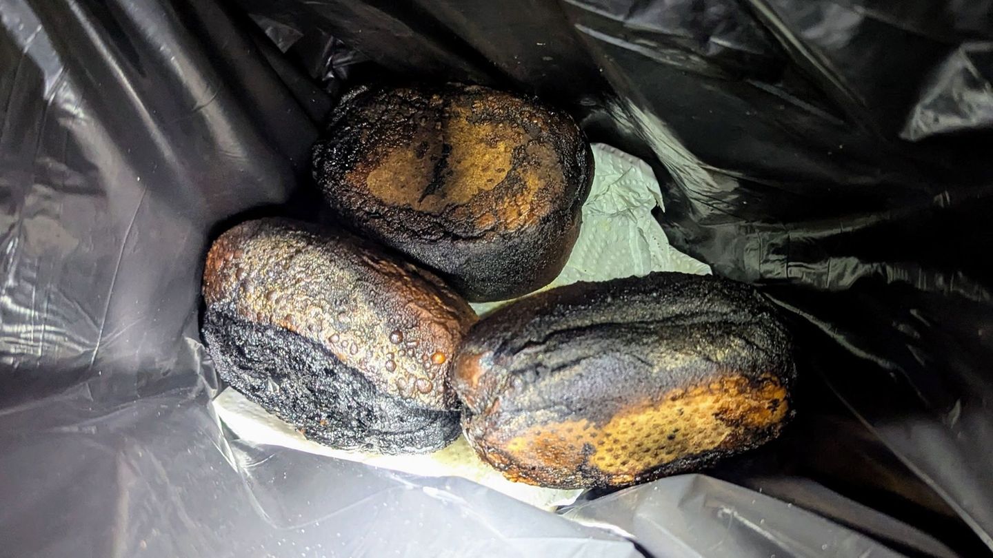 Drei Brötchen haben am Niederrhein einen Feuerwehreinsatz ausgelöst. Foto: Feuerwehr Bedburg-Hau/dpa