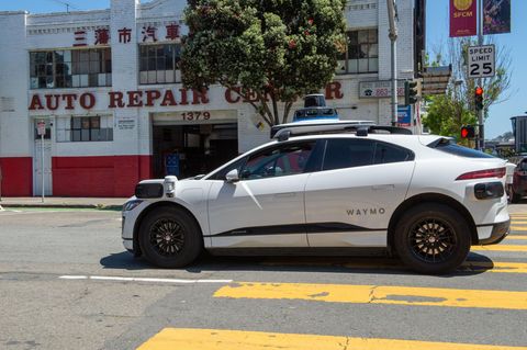 Ein  Robo-Taxi von Waymo fährt durch San Francisco