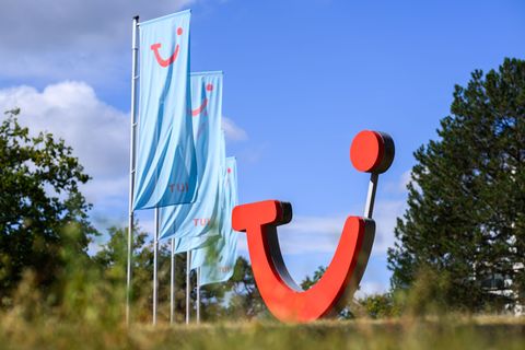 Tui schüttet wieder Geld an seine Anteilseigner aus. (Archivbild) Foto: Julian Stratenschulte/dpa