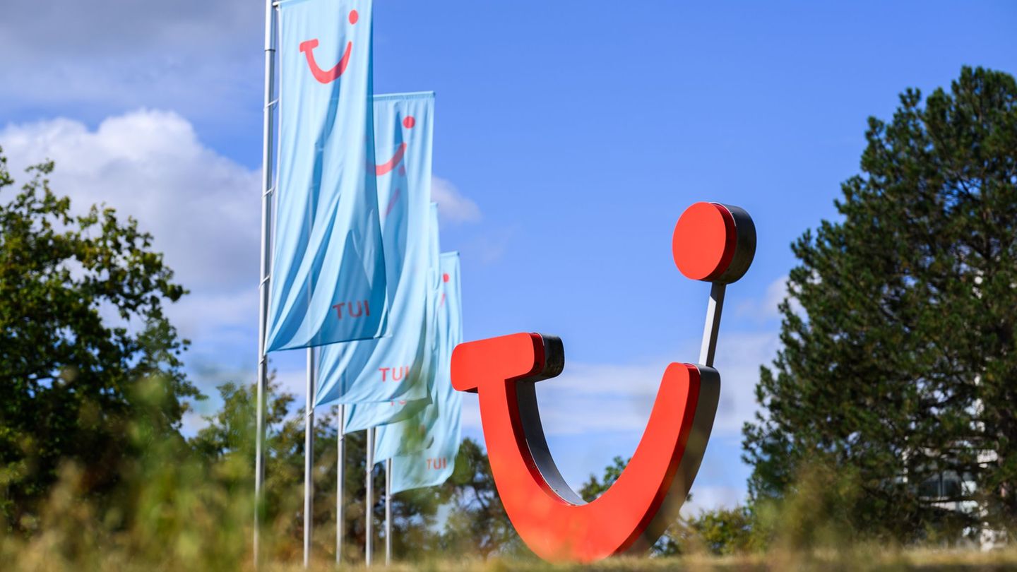 Tui schüttet wieder Geld an seine Anteilseigner aus. (Archivbild) Foto: Julian Stratenschulte/dpa