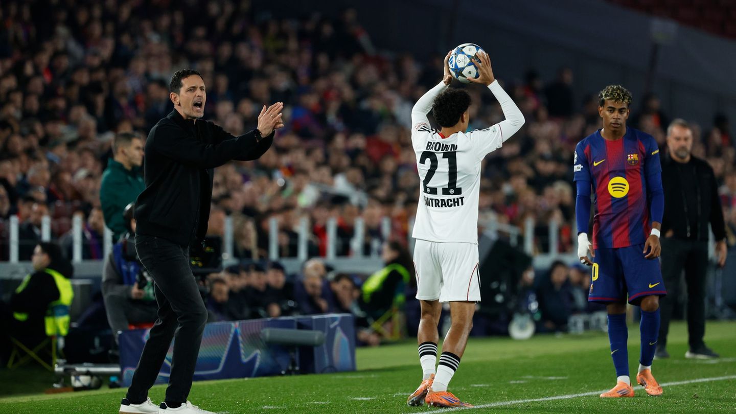 Zollte seiner Mannschaft trotz der Niederlage große Anerkennung: Eintracht-Trainer Dino Toppmöller. Foto: Joan Monfort/AP/dpa