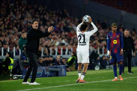 Zollte seiner Mannschaft trotz der Niederlage große Anerkennung: Eintracht-Trainer Dino Toppmöller. Foto: Joan Monfort/AP/dpa