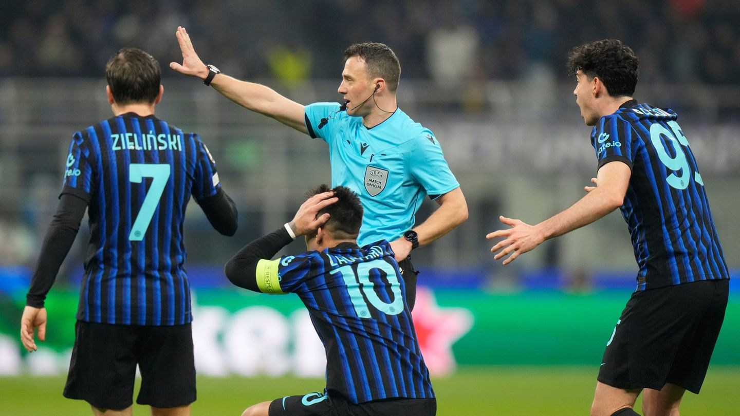 Die Inter-Spieler können Felix Zwayers Entscheidung nicht fassen. Foto: Luca Bruno/AP/dpa