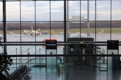 Im Sommer sind wieder mehr Menschen in NRW in ein Flugzeug gestiegen. (Archivbild) Foto: Sascha Thelen/dpa